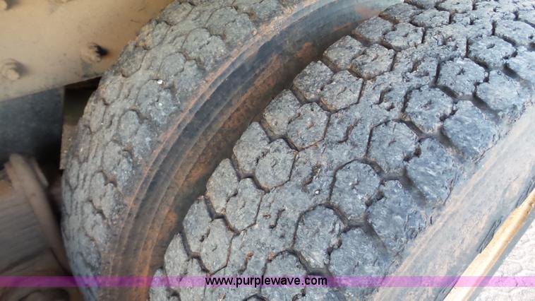 image for item H1651 1981 Mack R686ST dump truck