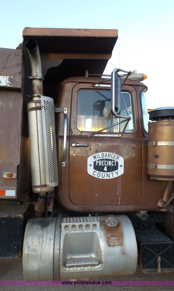 image for item H1651 1981 Mack R686ST dump truck