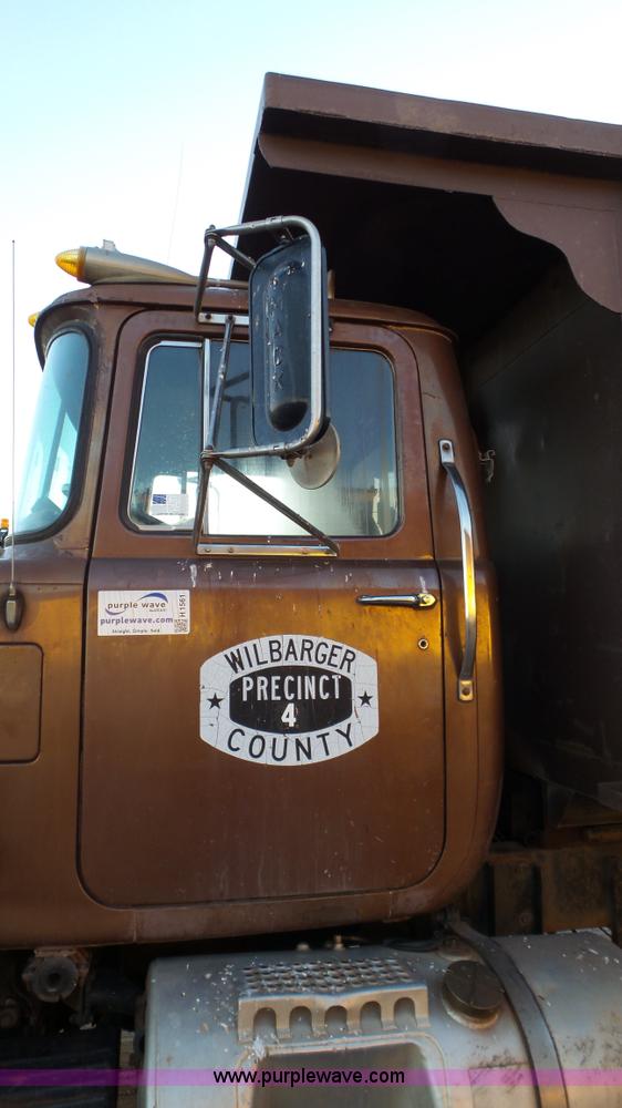 image for item H1651 1981 Mack R686ST dump truck