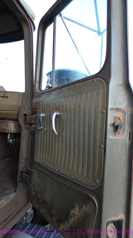 image for item H1651 1981 Mack R686ST dump truck