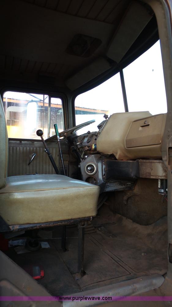 image for item H1651 1981 Mack R686ST dump truck