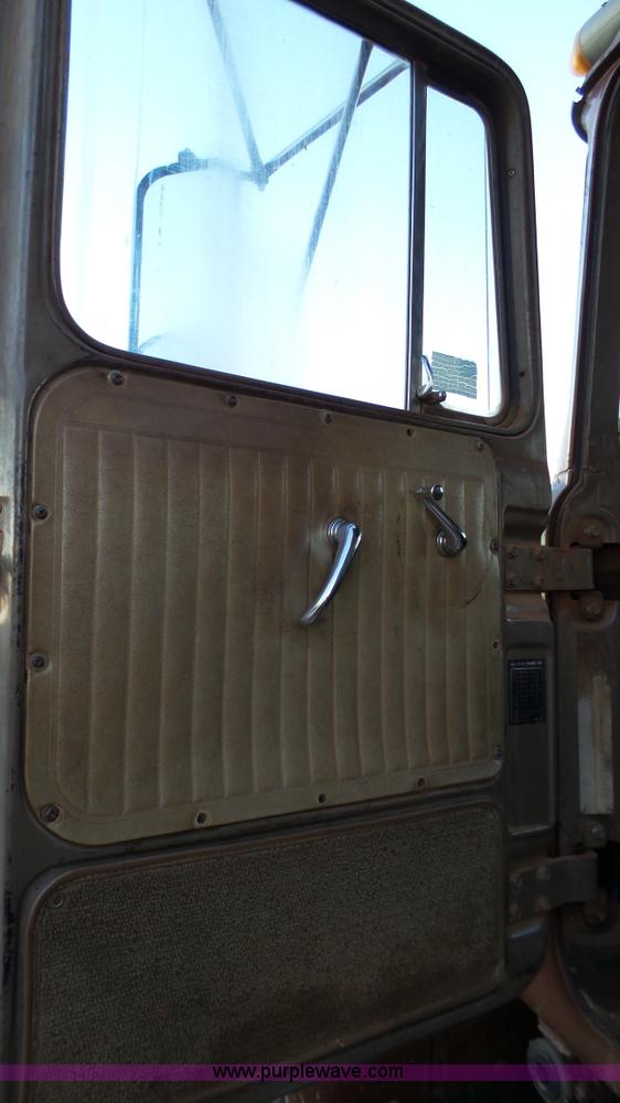 image for item H1651 1981 Mack R686ST dump truck