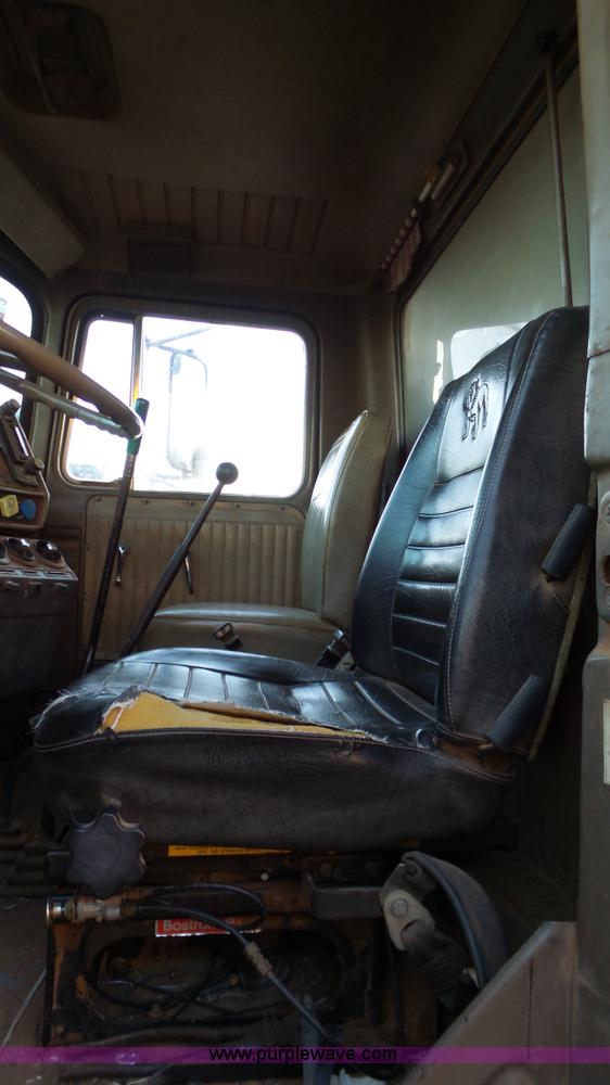 image for item H1651 1981 Mack R686ST dump truck