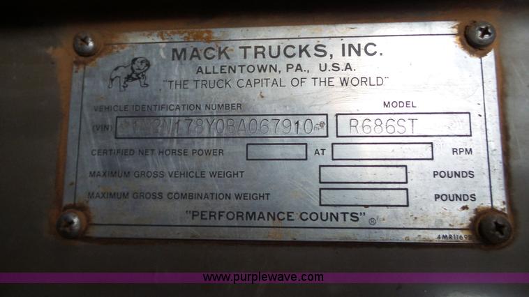 image for item H1651 1981 Mack R686ST dump truck