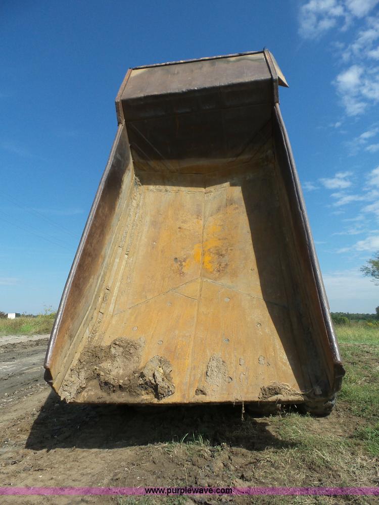 image for item J8746 1987 Caterpillar 773B haul truck