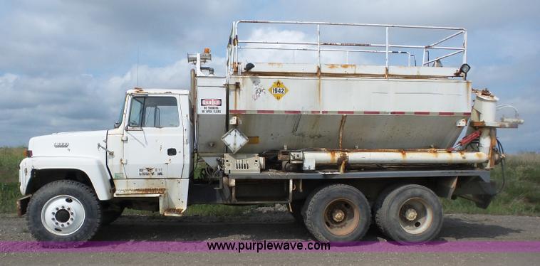image for item J8748 1992 Ford LT8000 ANFO bulk handling truck
