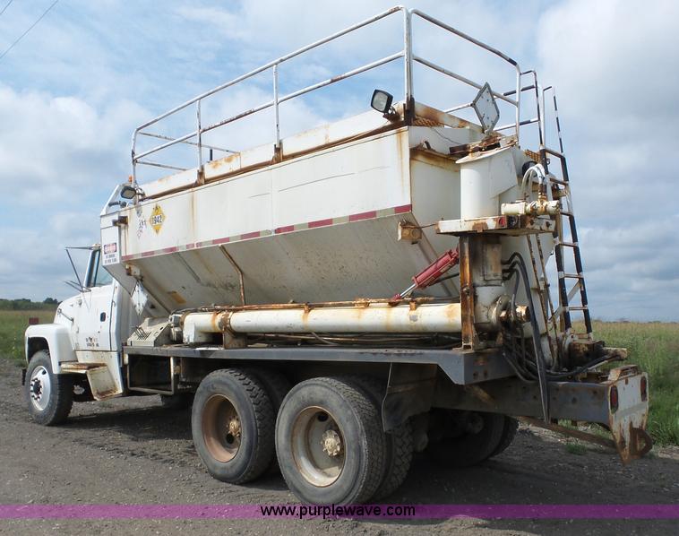 image for item J8748 1992 Ford LT8000 ANFO bulk handling truck