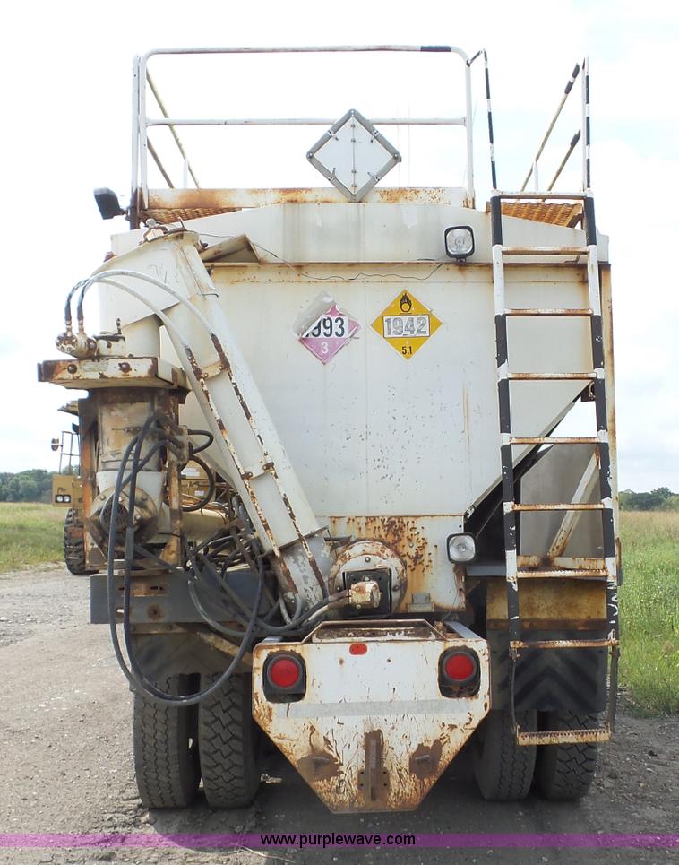 image for item J8748 1992 Ford LT8000 ANFO bulk handling truck