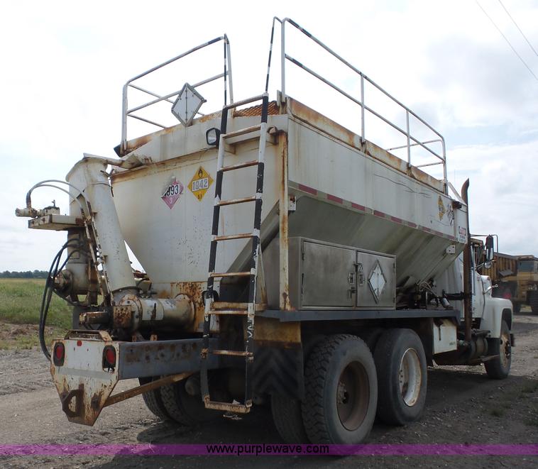 image for item J8748 1992 Ford LT8000 ANFO bulk handling truck