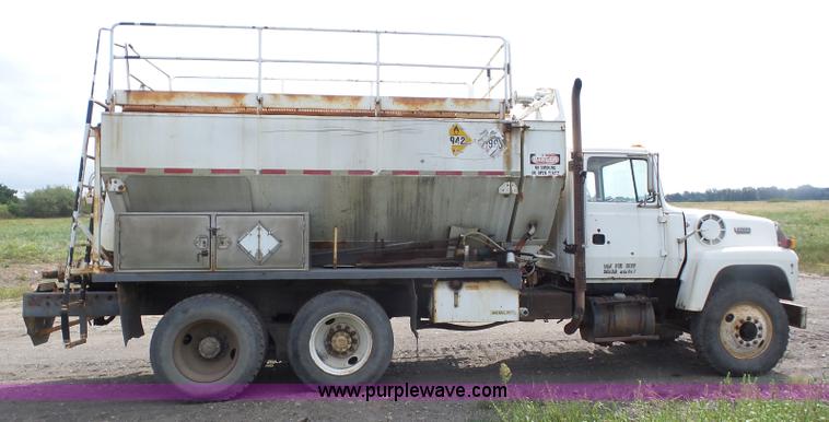 image for item J8748 1992 Ford LT8000 ANFO bulk handling truck