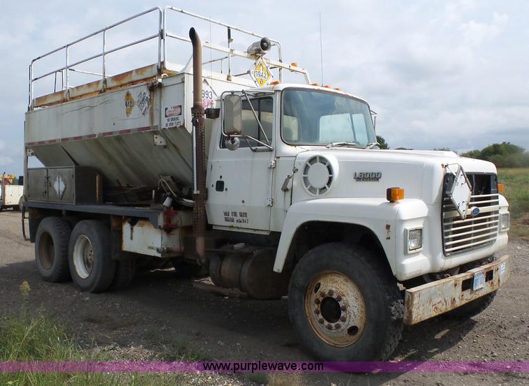 image for item J8748 1992 Ford LT8000 ANFO bulk handling truck