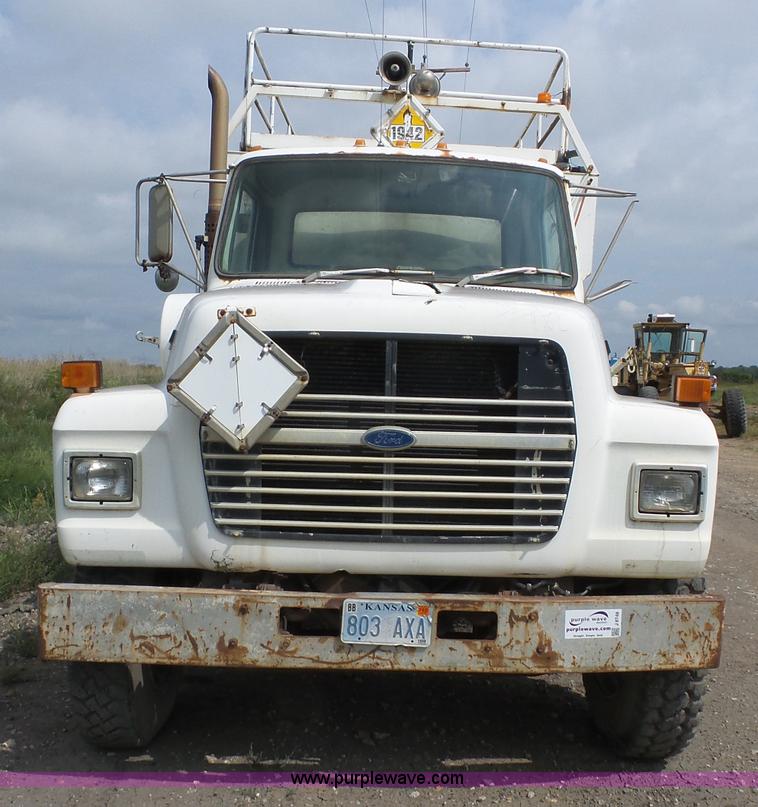 image for item J8748 1992 Ford LT8000 ANFO bulk handling truck