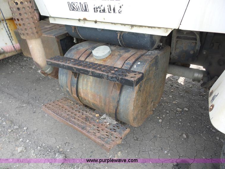 image for item J8748 1992 Ford LT8000 ANFO bulk handling truck