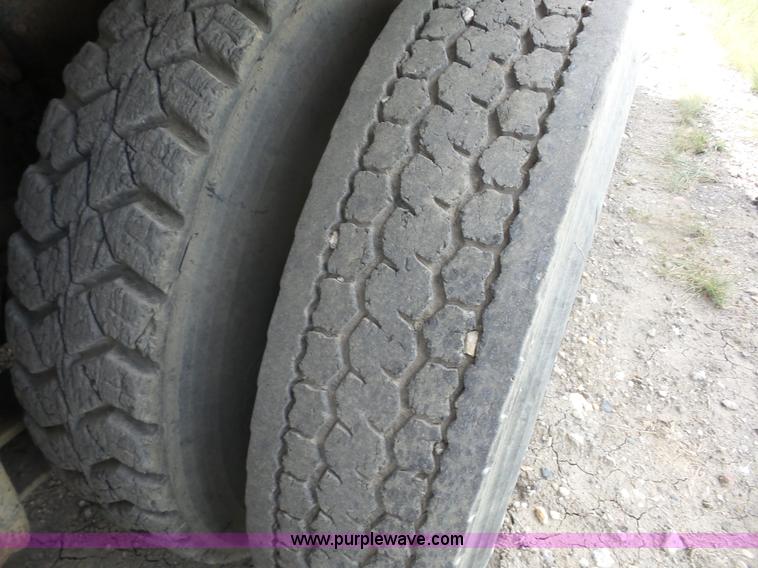 image for item J8748 1992 Ford LT8000 ANFO bulk handling truck