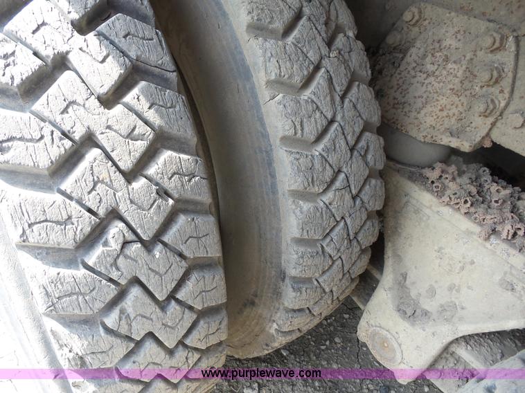 image for item J8748 1992 Ford LT8000 ANFO bulk handling truck