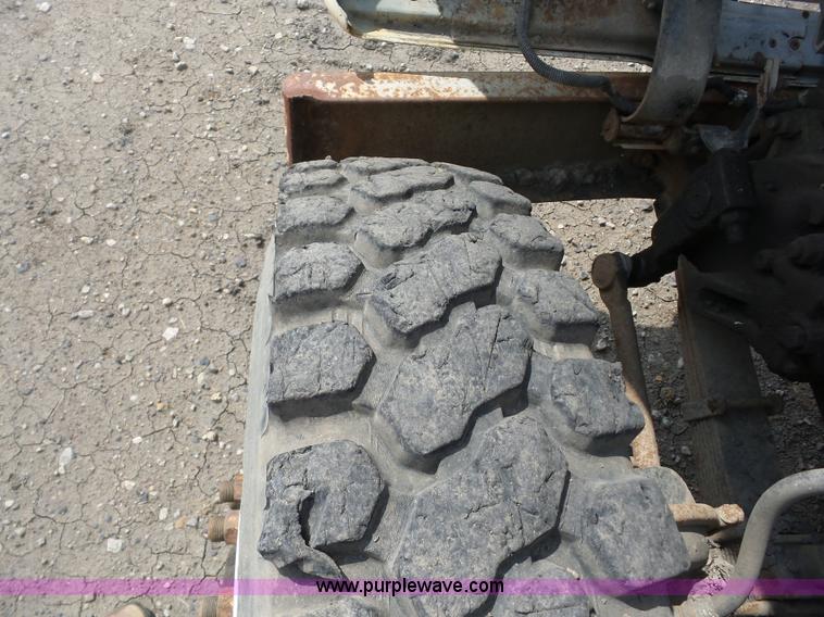 image for item J8748 1992 Ford LT8000 ANFO bulk handling truck