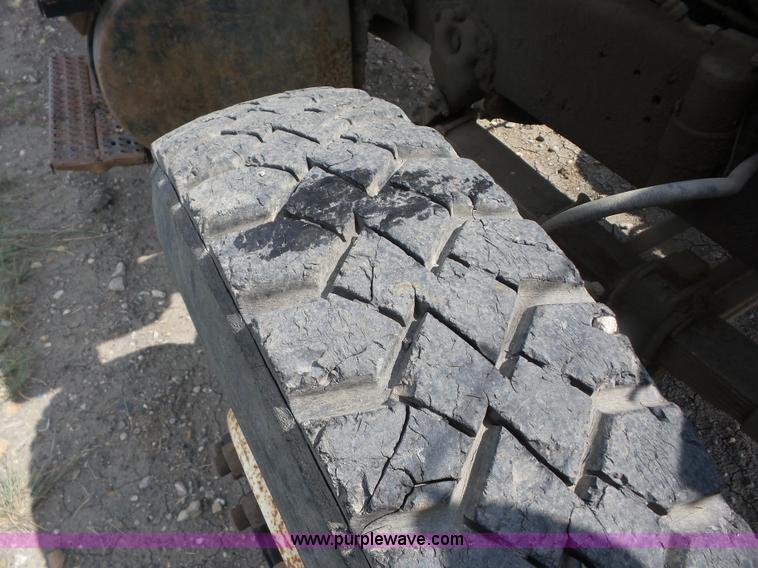 image for item J8748 1992 Ford LT8000 ANFO bulk handling truck