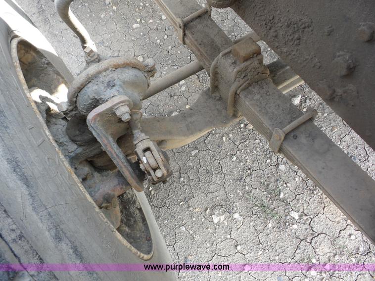 image for item J8748 1992 Ford LT8000 ANFO bulk handling truck