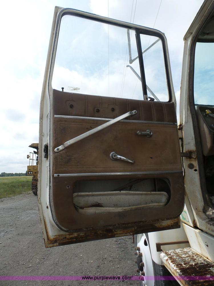 image for item J8748 1992 Ford LT8000 ANFO bulk handling truck