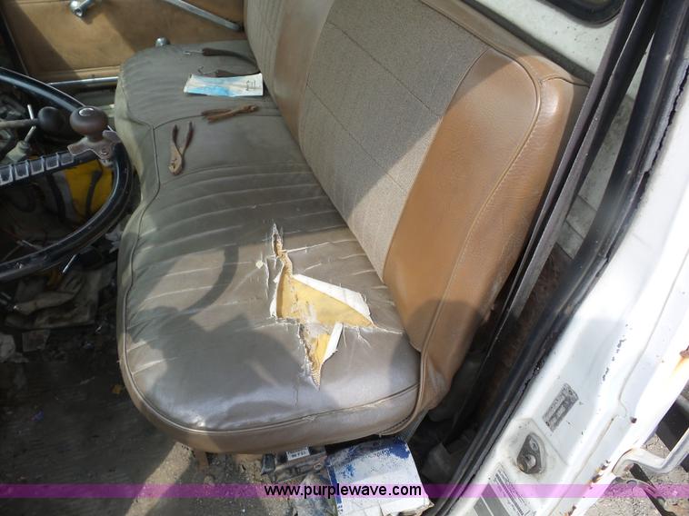 image for item J8748 1992 Ford LT8000 ANFO bulk handling truck