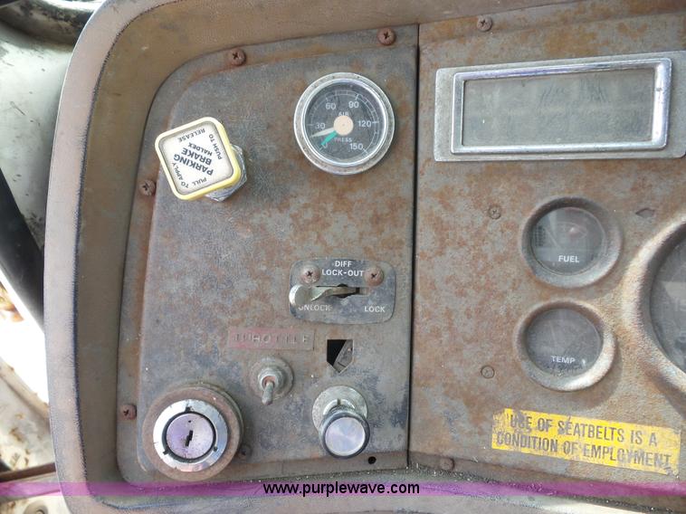 image for item J8748 1992 Ford LT8000 ANFO bulk handling truck