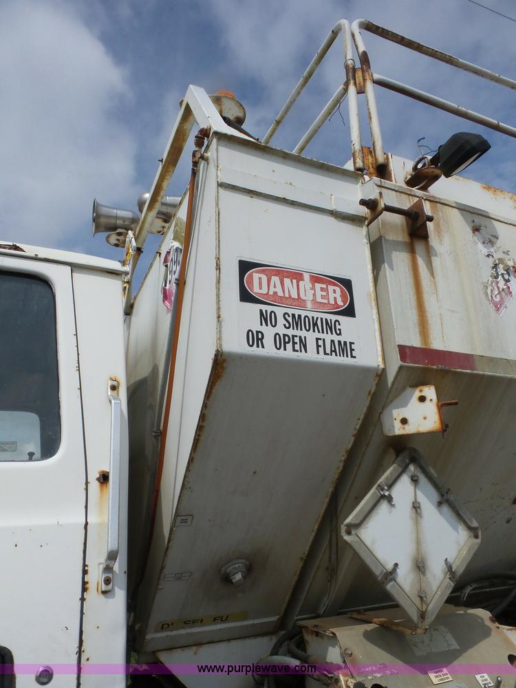 image for item J8748 1992 Ford LT8000 ANFO bulk handling truck