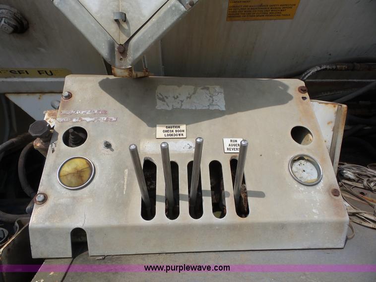 image for item J8748 1992 Ford LT8000 ANFO bulk handling truck