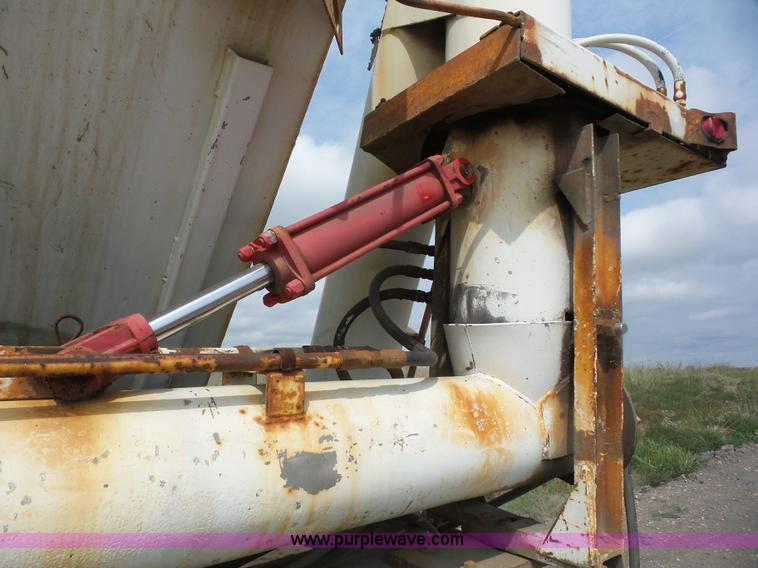 image for item J8748 1992 Ford LT8000 ANFO bulk handling truck