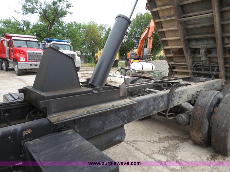 image for item K3558 1999 Sterling L9511 dump truck