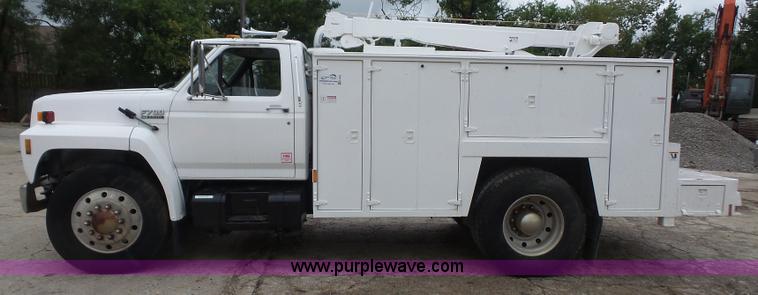 image for item K3559 1994 Ford F700 service truck with crane