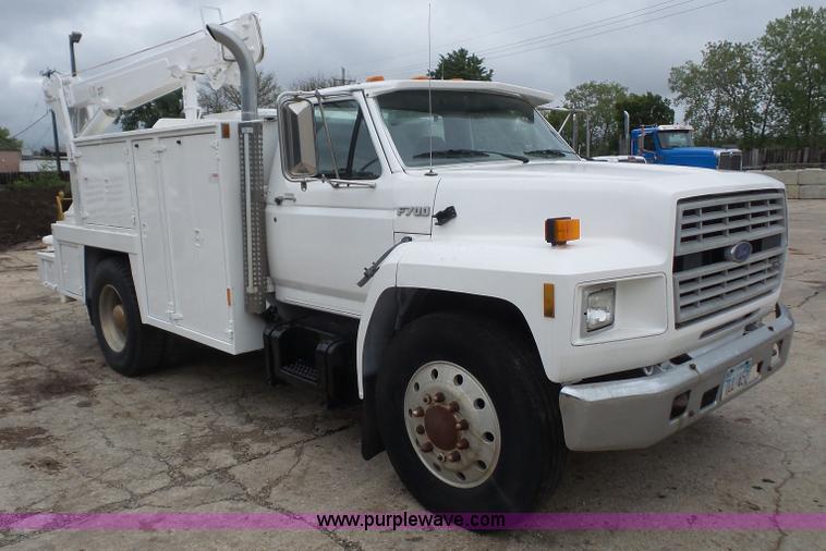 image for item K3559 1994 Ford F700 service truck with crane