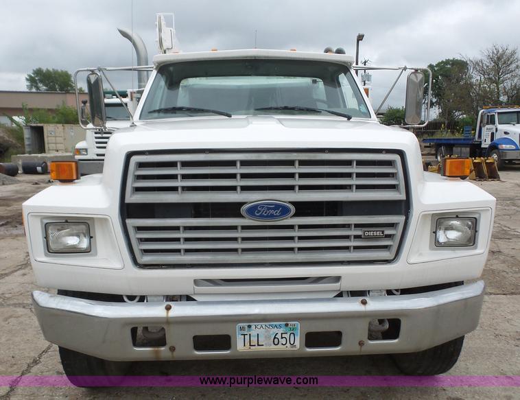 image for item K3559 1994 Ford F700 service truck with crane