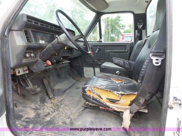 image for item K3559 1994 Ford F700 service truck with crane