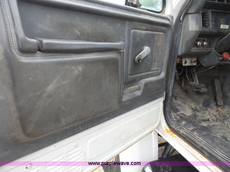 image for item K3559 1994 Ford F700 service truck with crane