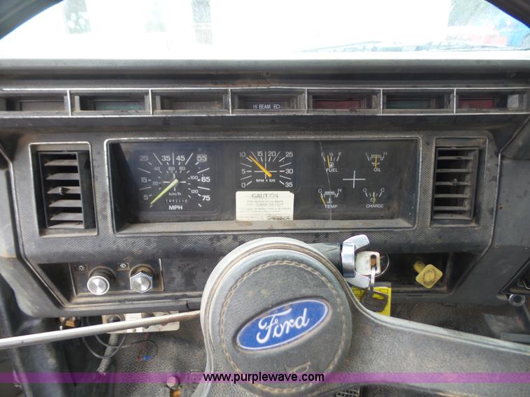 image for item K3559 1994 Ford F700 service truck with crane