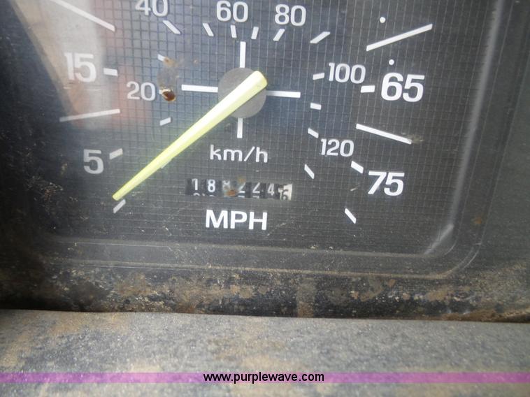 image for item K3559 1994 Ford F700 service truck with crane