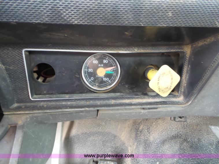 image for item K3559 1994 Ford F700 service truck with crane