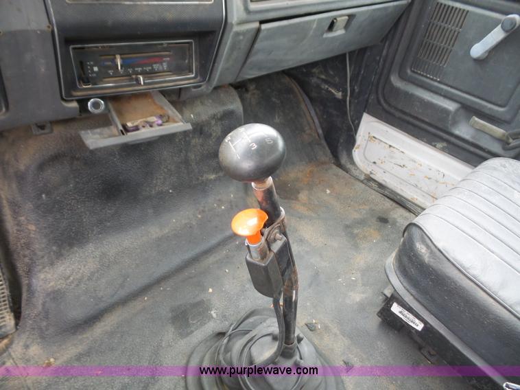 image for item K3559 1994 Ford F700 service truck with crane