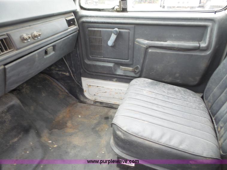 image for item K3559 1994 Ford F700 service truck with crane