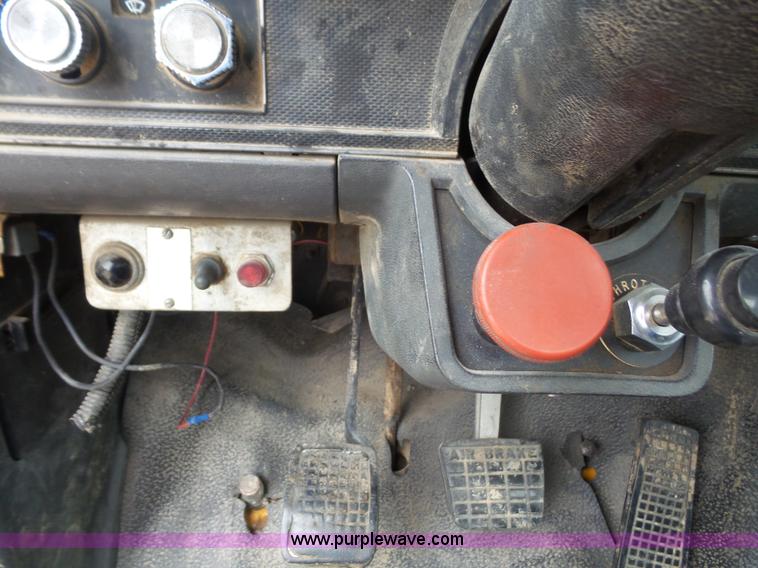 image for item K3559 1994 Ford F700 service truck with crane