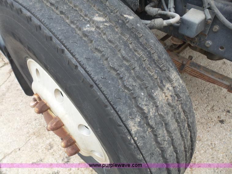 image for item K3559 1994 Ford F700 service truck with crane