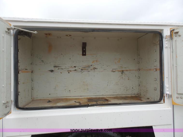 image for item K3559 1994 Ford F700 service truck with crane