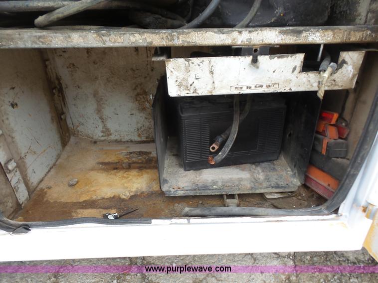 image for item K3559 1994 Ford F700 service truck with crane