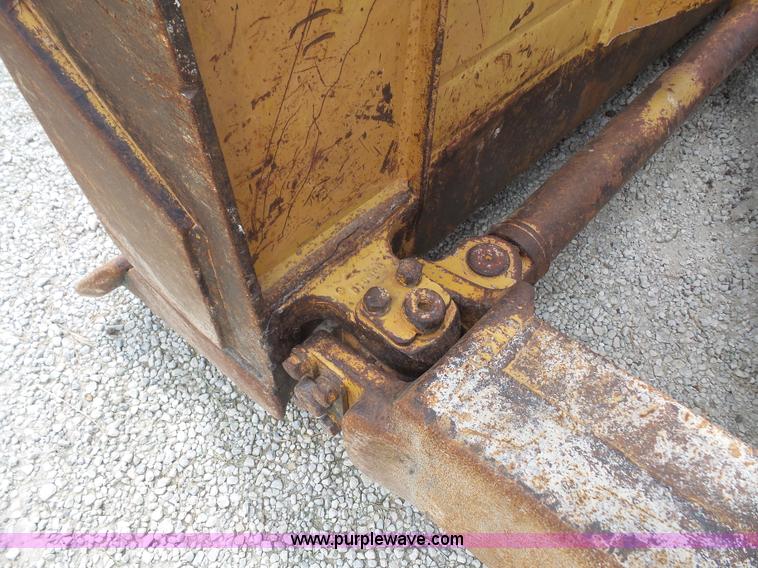 image for item K3586 1972 Caterpillar D7F dozer