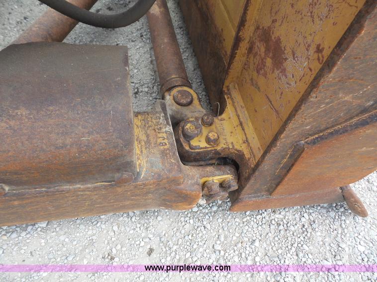 image for item K3586 1972 Caterpillar D7F dozer