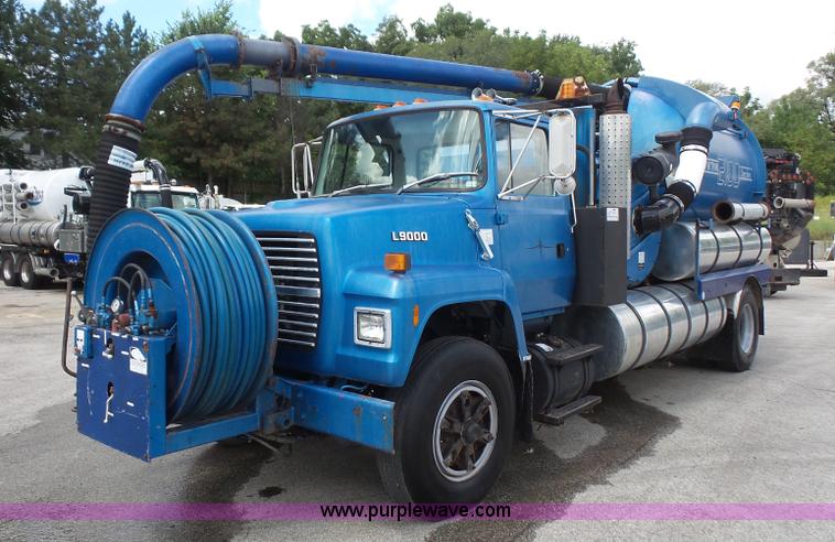 image for item K3623 1991 Ford L9000 vacuum truck