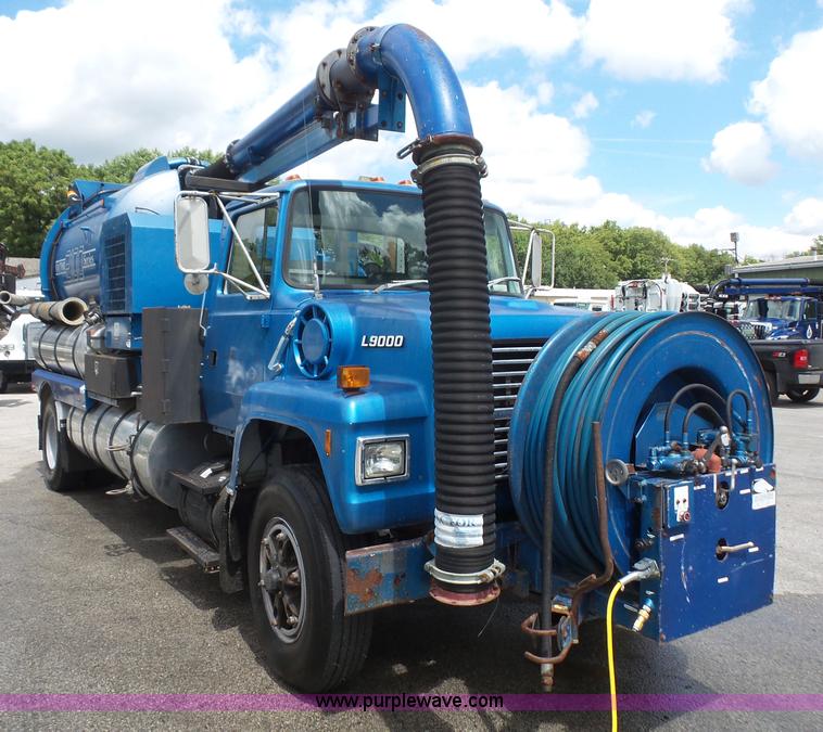 image for item K3623 1991 Ford L9000 vacuum truck