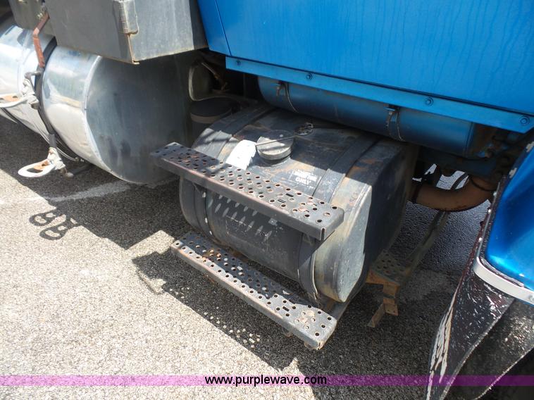 image for item K3623 1991 Ford L9000 vacuum truck