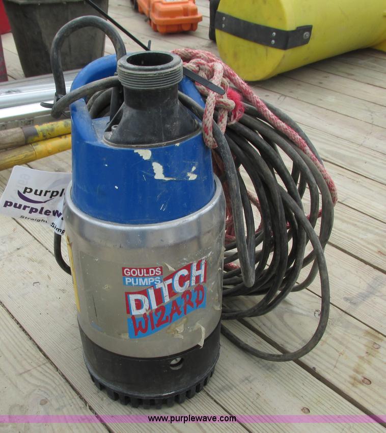 Goulds Ditch Wizard pump in Rochester, MN | Item K4169 sold | Purple Wave