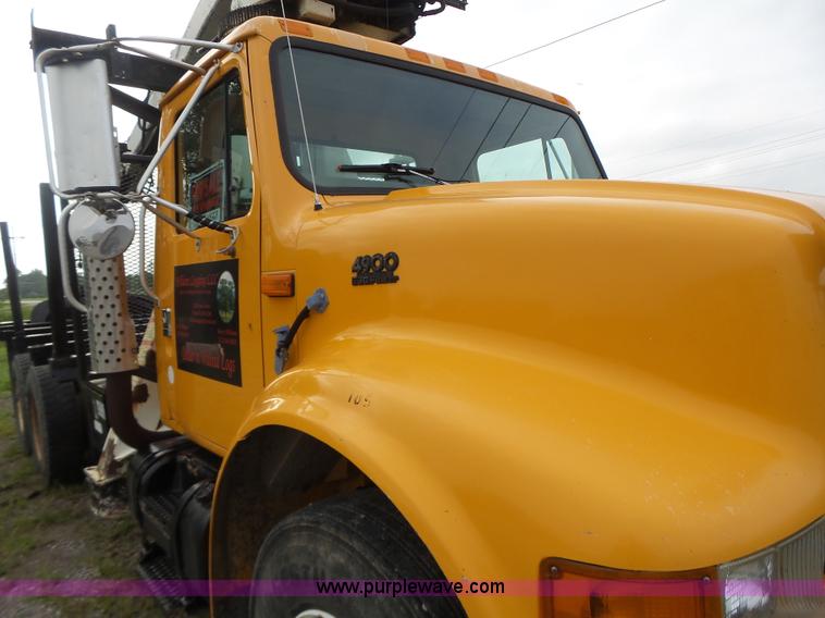 image for item K5703 1998 International 4900 crane truck